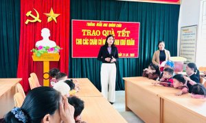 Trường Mầm Non Quảng Châu tổ chức trao quà Tết cho các cháu có hoàn cảnh khó khăn năm học 2024 - 2025