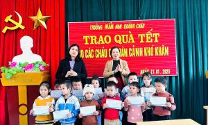 Trường Mầm Non Quảng Châu tổ chức trao quà Tết cho các cháu có hoàn cảnh khó khăn năm học 2024 - 2025