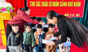 Trường Mầm Non Quảng Châu tổ chức trao quà Tết cho các cháu có hoàn cảnh khó khăn năm học 2024 - 2025