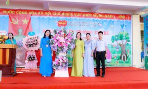 Hình ảnh các đại biểu lên tặng hoa chúc mừng ngày hội đến trường của Trường Mầm Non Quảng Châu năm học 2025 - 2026