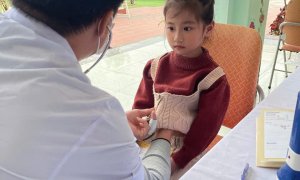 Trường MN Quảng Châu phối hợp cùng Trung Tâm Y Tế Dự Phòng Phường Sầm Sơn khám sức khỏe định kỳ cho trẻ tại trường