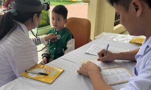 Trường MN Quảng Châu phối hợp cùng Trung Tâm Y Tế Dự Phòng Phường Sầm Sơn khám sức khỏe định kỳ cho trẻ tại trường