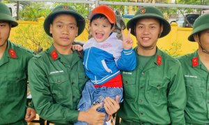Trẻ đến thăm quan doang trại Bộ đội trong chuyến đi trải nghiệm thực tế do trường MN Quảng Châu tổ chức
