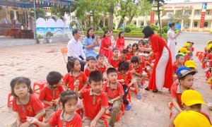 Các bé 5 tuổi giao lưu cùng giáo viên trường Tiểu Học Quảng Châu trong buổi thăm quan trường tiểu học do trường MN Quảng Châu và trường Tiểu học Quảng Châu cùng tổ chức